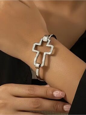 🩶 NEW Silver Cross Bangle Bracelet - Shining Silver 🩶